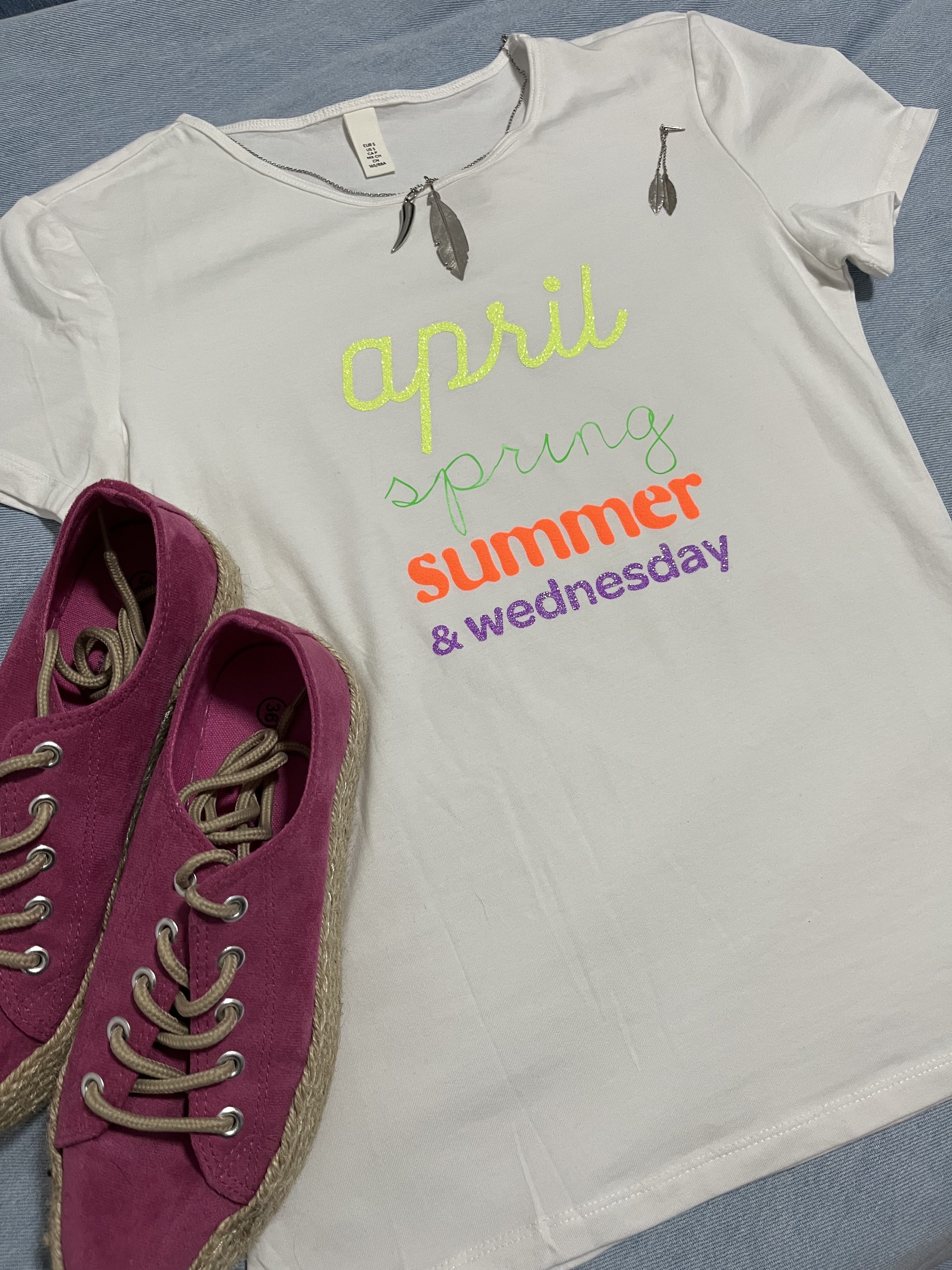 t-shirt wit O hals "wednesday" neonglitter & relief