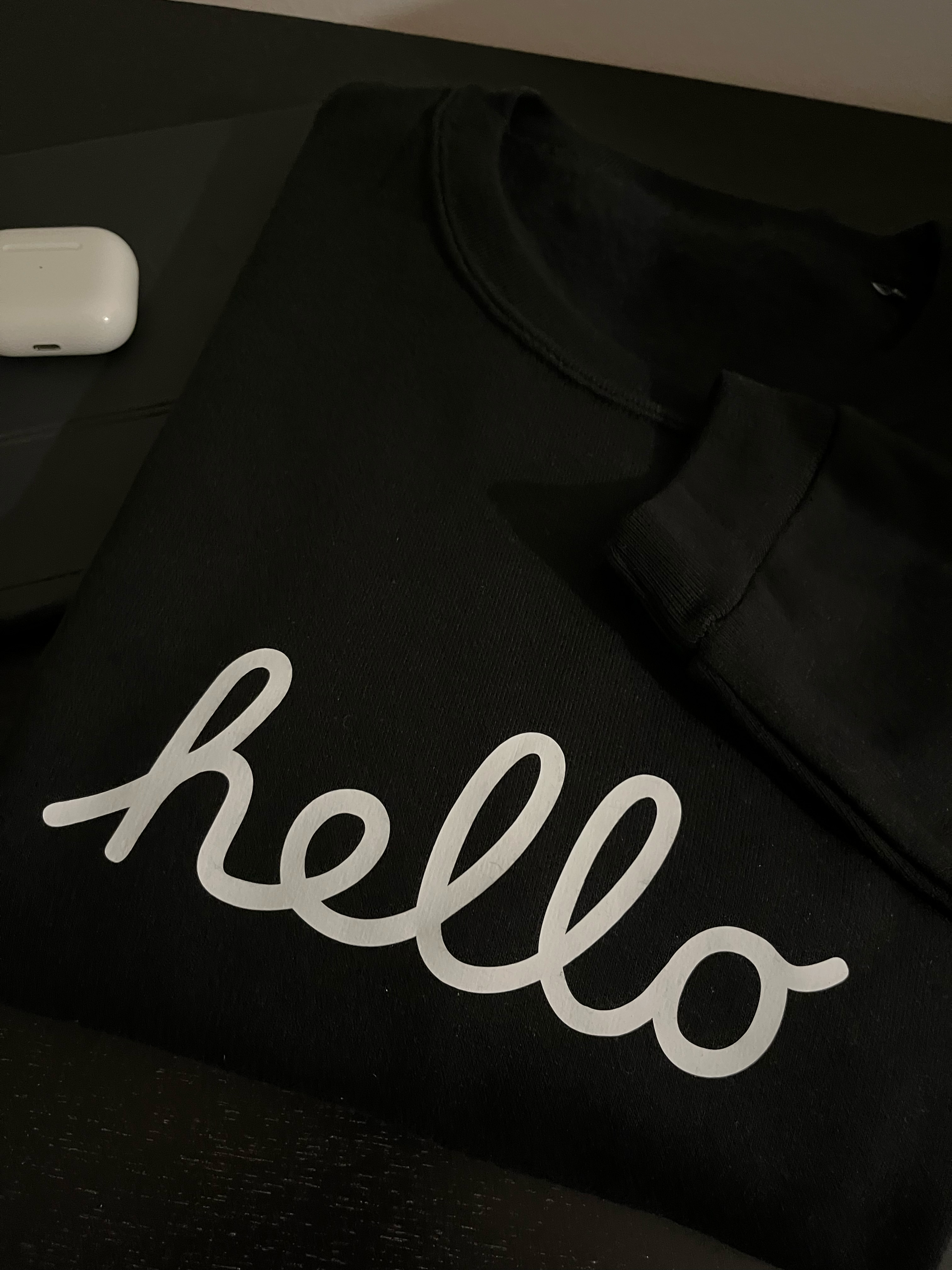 zwarte sweater met "Hello" 