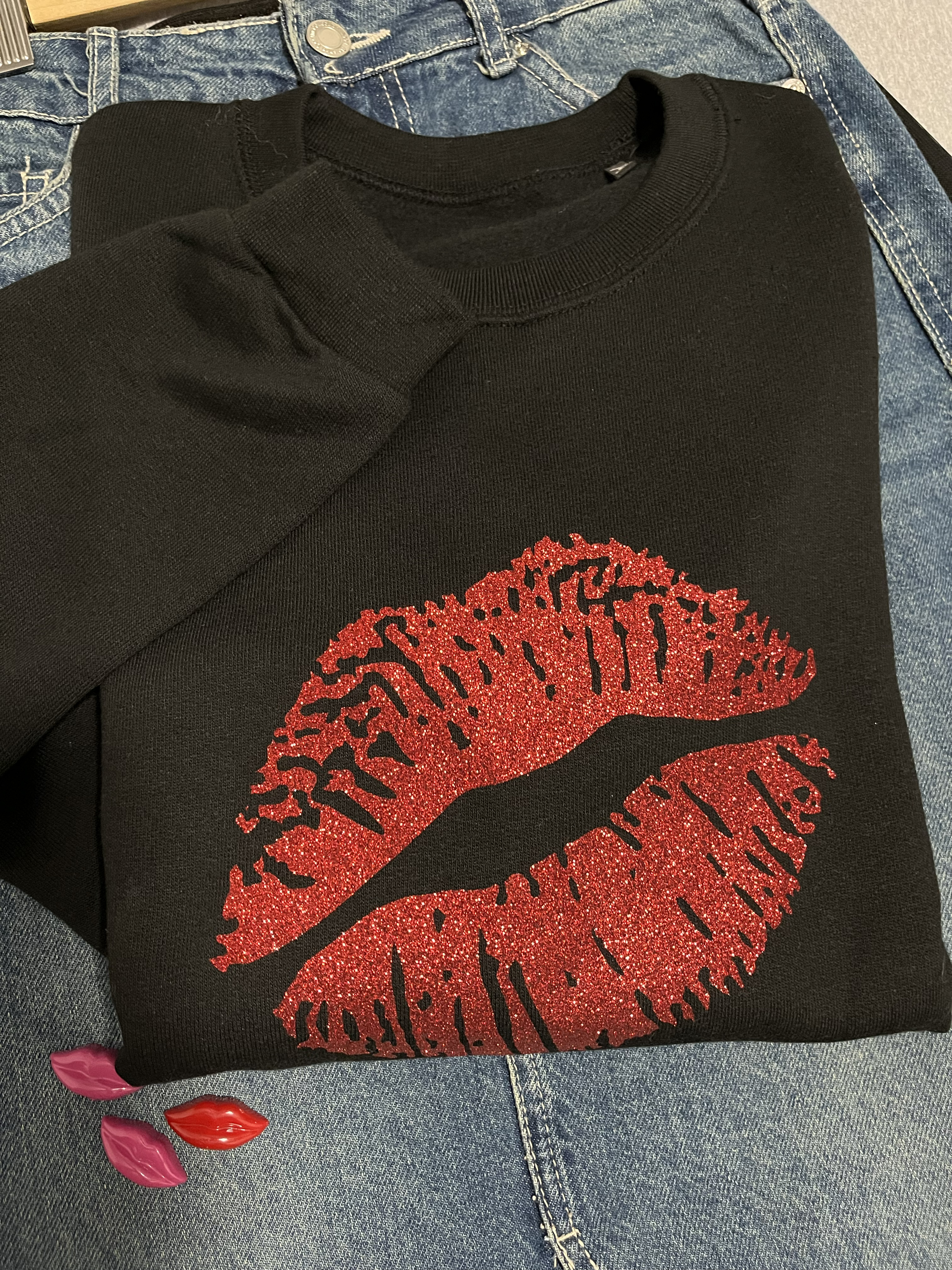zwarte sweater met "Lips" glitters